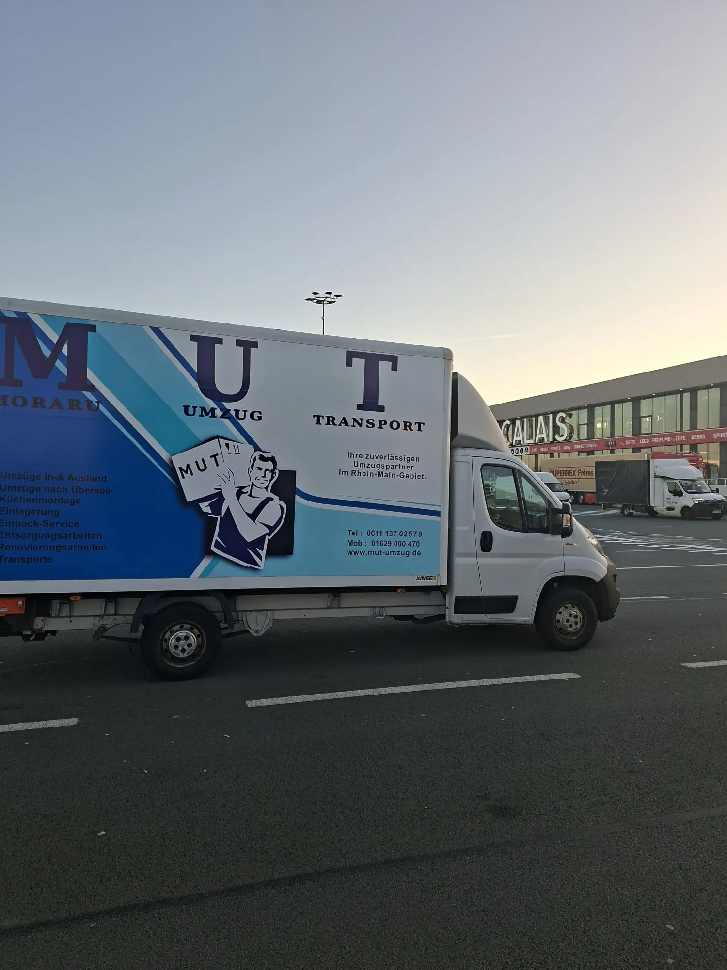 MUT-Umzugswagen am Fährterminal in Calais